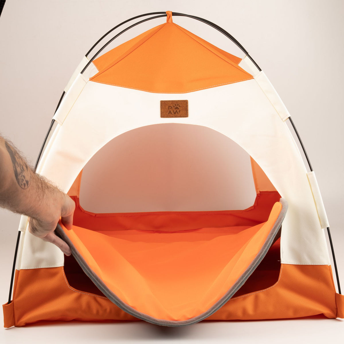 Tienda beige y naranja
