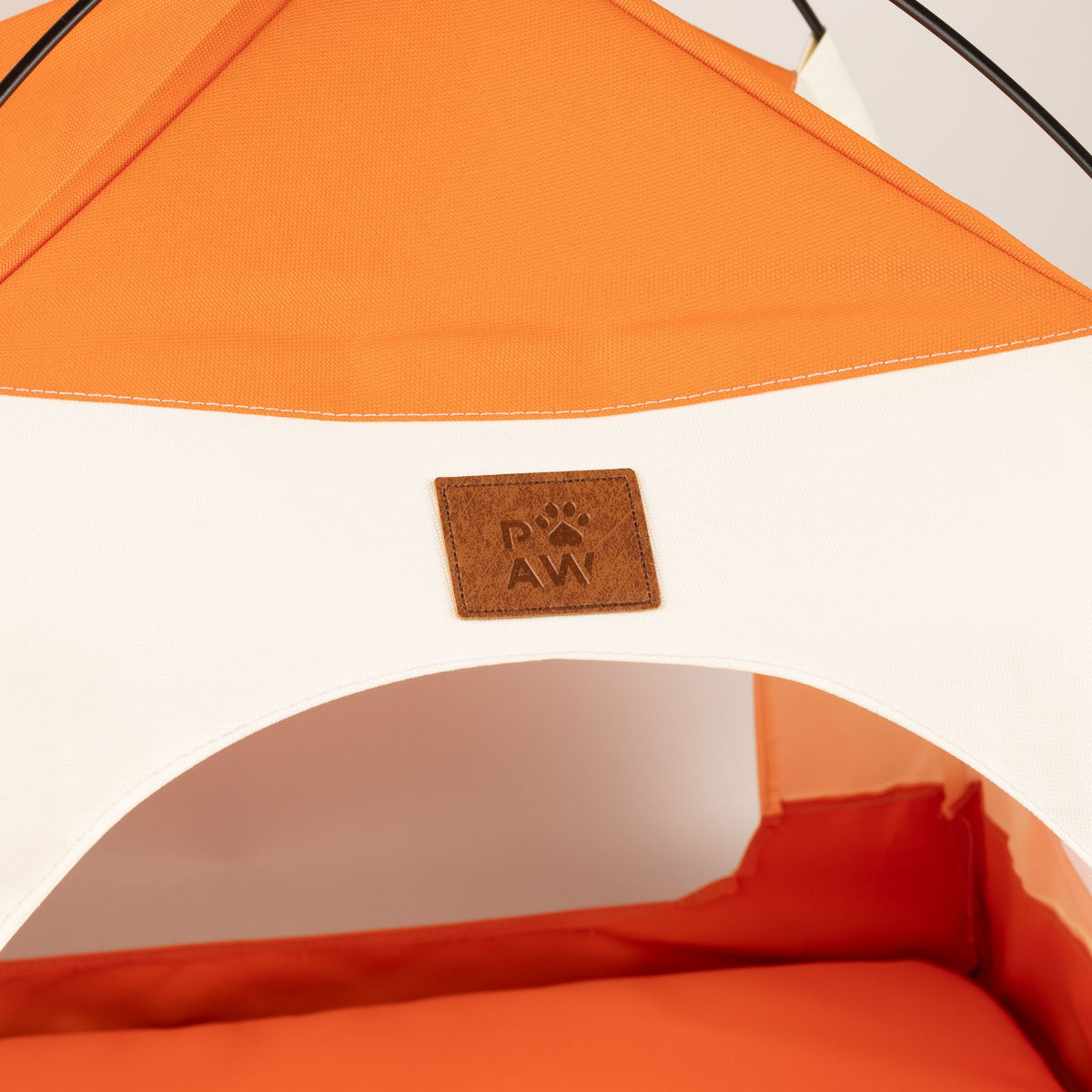 Tienda beige y naranja