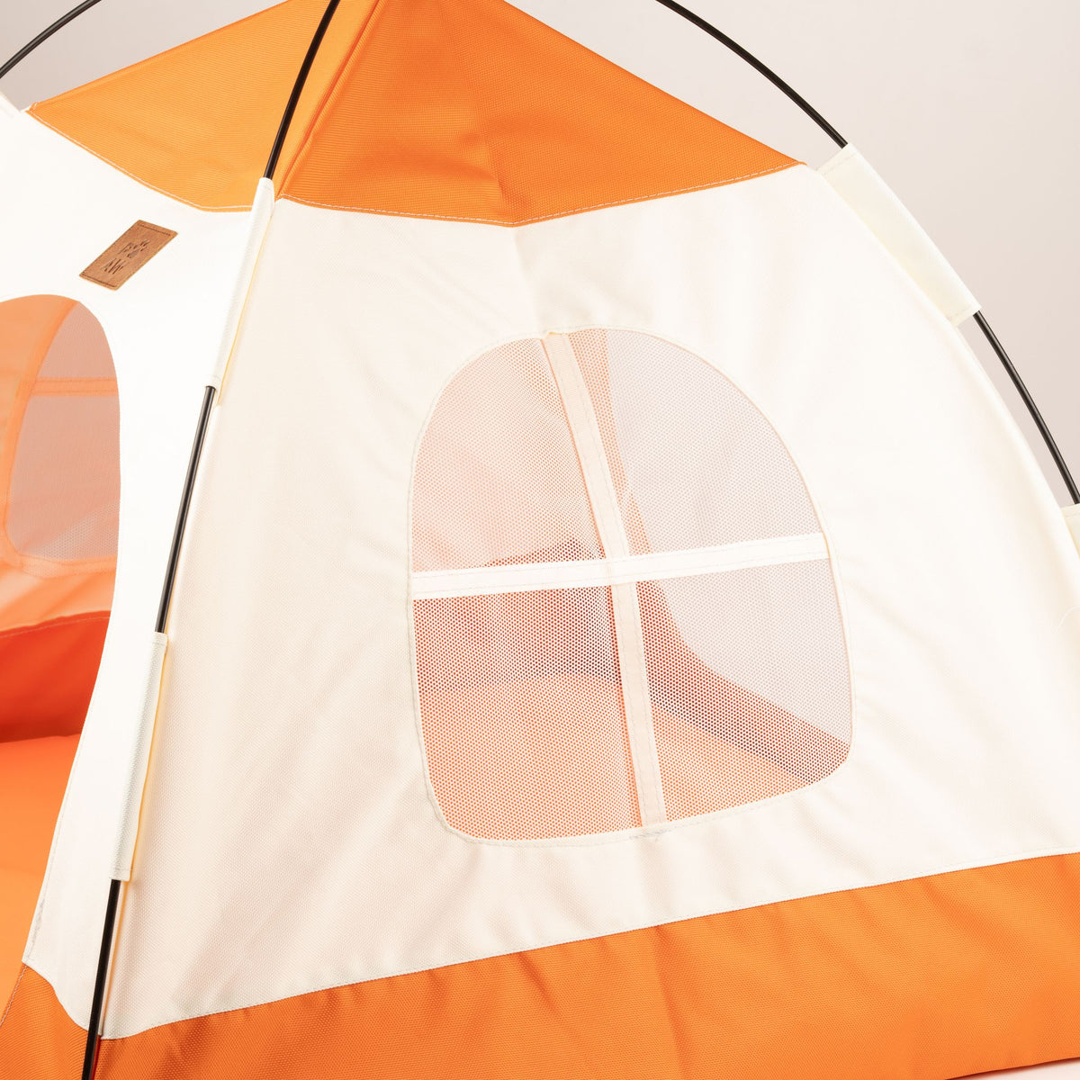 Tienda beige y naranja